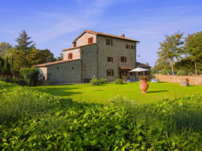 Agriturismo near Cortona with spacious garden and swimming pool